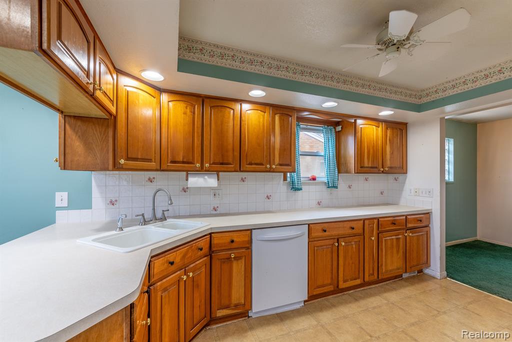 8374 MAYFAIR Street, Taylor, MI 48180 — Photo 10