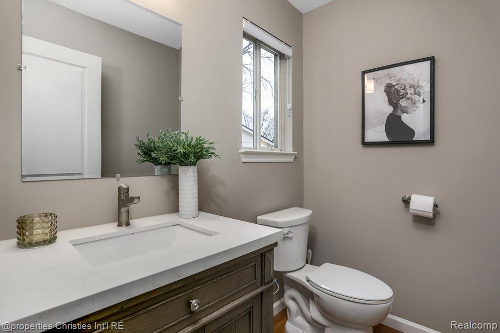 5896 NANEVA Court, West Bloomfield, MI — Photo 26