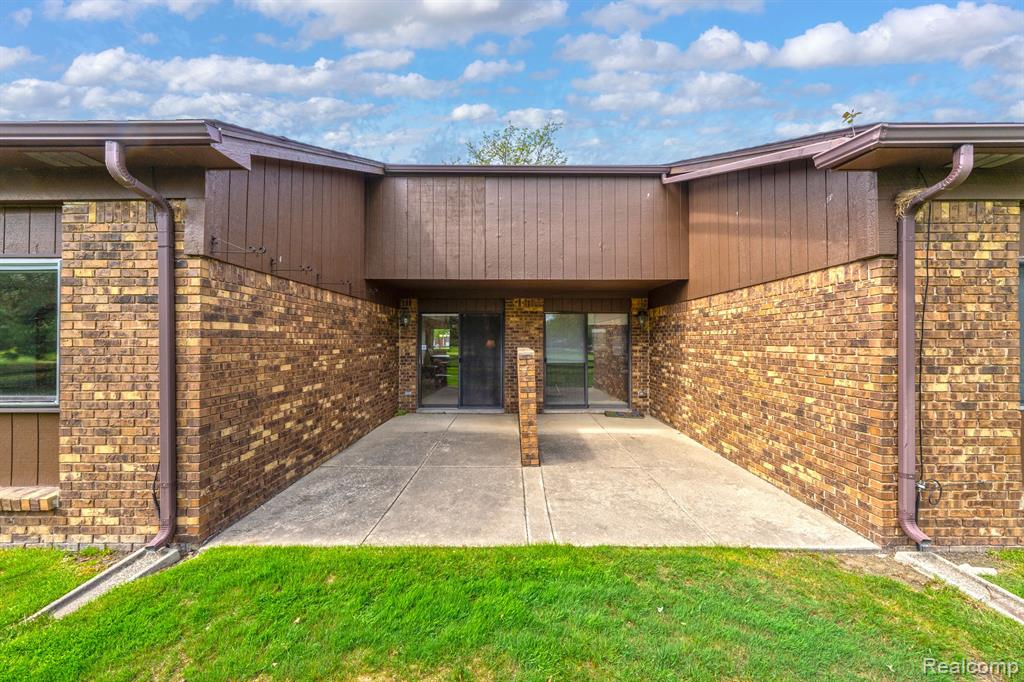 718 COUNTRY CLUB Drive, Saint Clair Shores, MI 48082 — Photo 21