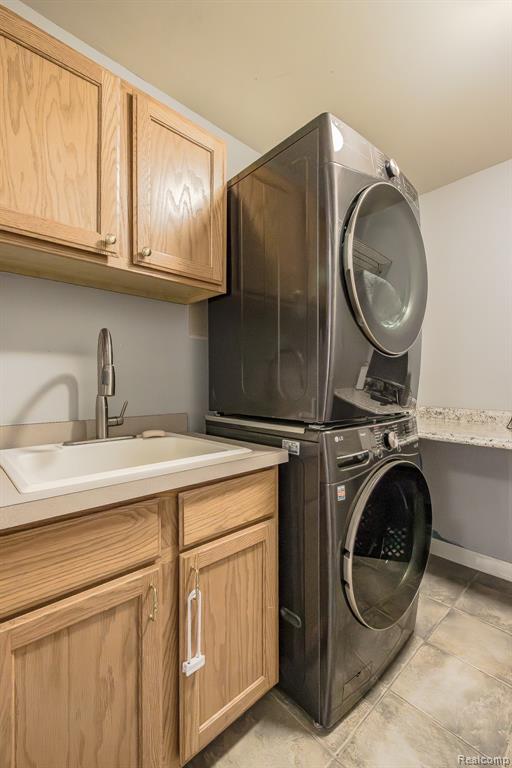 8640 Newport Drive, White Lake, MI — Photo 40