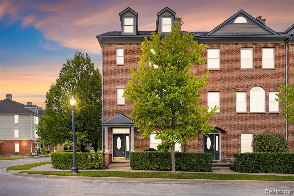 1614 Town Commons Drive, Howell, MI 48855