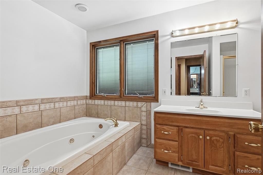 6920 Pontiac Trail, West Bloomfield, MI 48323 — Photo 15