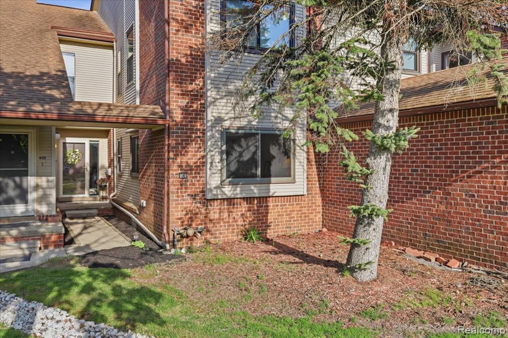 6680 Ridgefield Circle, 101, West Bloomfield, MI — Photo 3