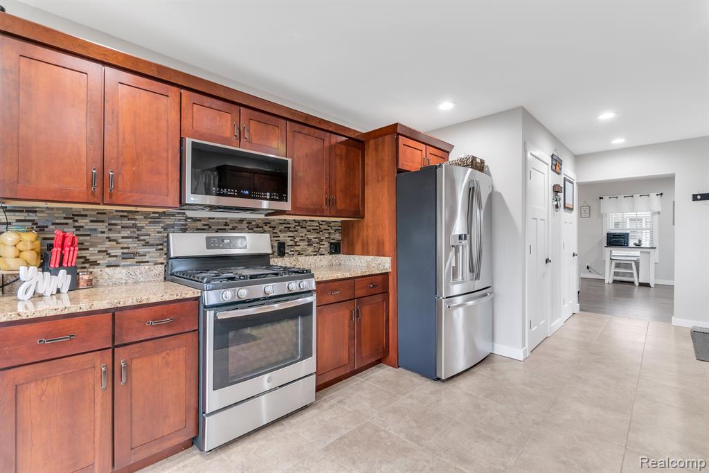 10174 HEGEL Road, Goodrich Vlg, MI — Photo 15