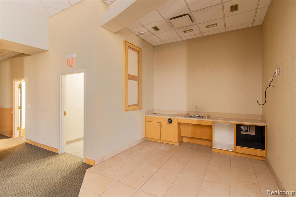 451 W 14 MILE Road, Madison Heights, MI 48071 — Photo 13