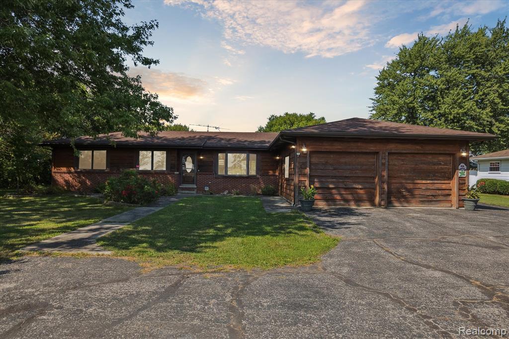 990 E Temperance Road, Temperance, MI 48182 — front exterior