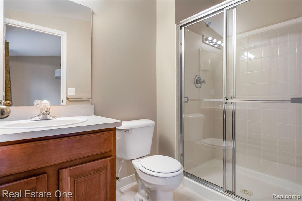 6975 EDGEWATER Drive, Troy, MI 48085 — Photo 16
