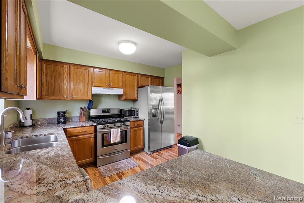 490 Glenn Court, Lake Orion, MI 48362 — Photo 16