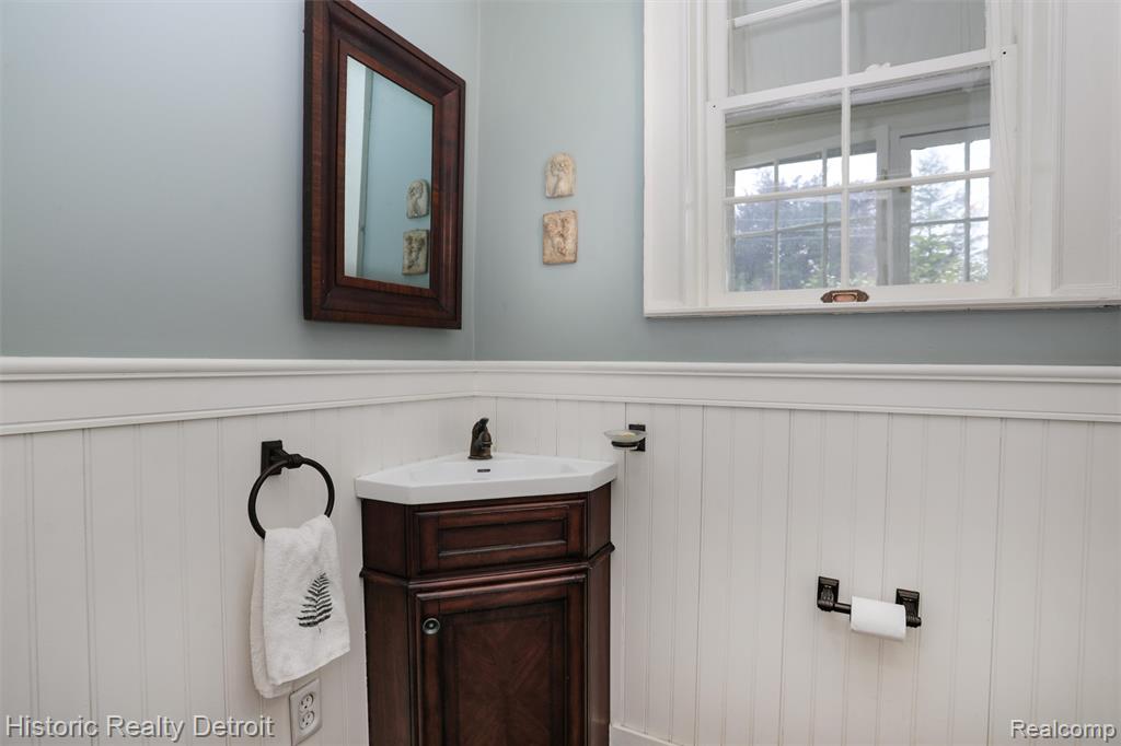 1027 Burns Street, Detroit, MI 48214 — Photo 22
