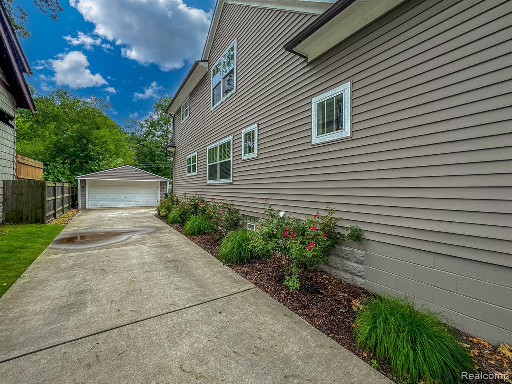 821 MAXWELL Avenue, Royal Oak, MI 48067 — Photo 37