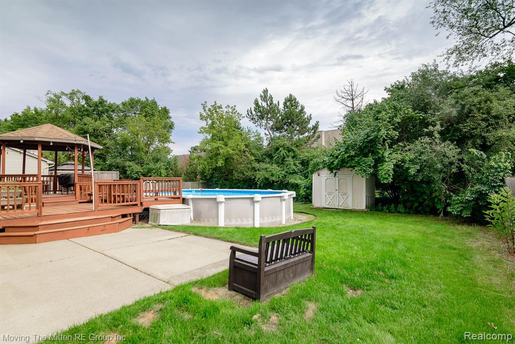 5861 MEADOWGREENE Drive, Waterford, MI 48327 — Photo 49