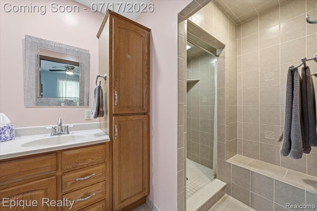 555 E Square Lake Road, Troy, MI 48085 — Photo 23