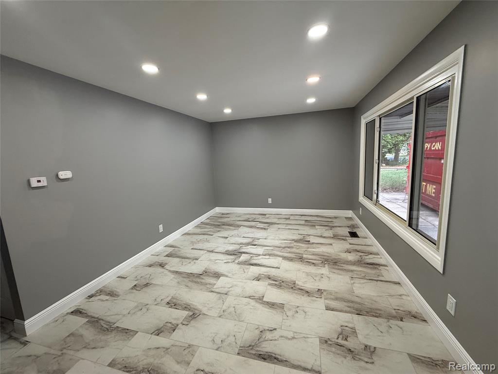 3308 Spring Valley Drive, Flint, MI 48504 — Photo 4