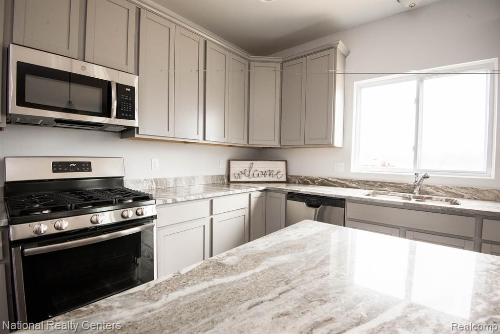 10465 Valley Drive, Goodrich Vlg, MI — Photo 9