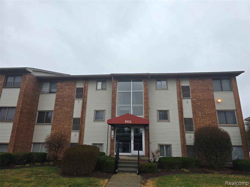 1932 Klingensmith Road, 56 B, Bloomfield Hills, MI 48302 — front exterior
