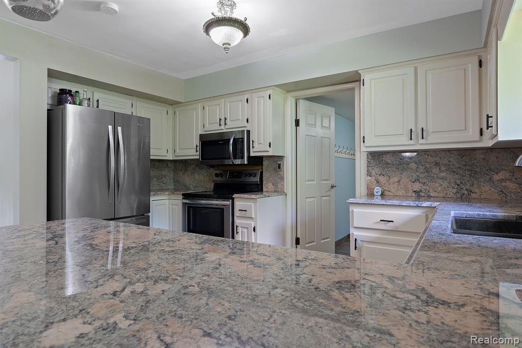 54655 PONTIAC Trail, Milford, MI 48381 — Photo 9