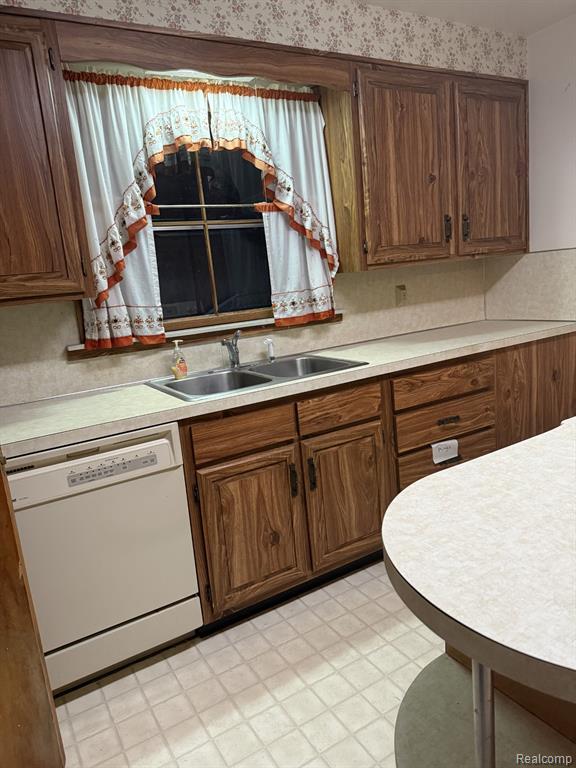 160 N 4th Street, Freeland, MI 48623 — Photo 2