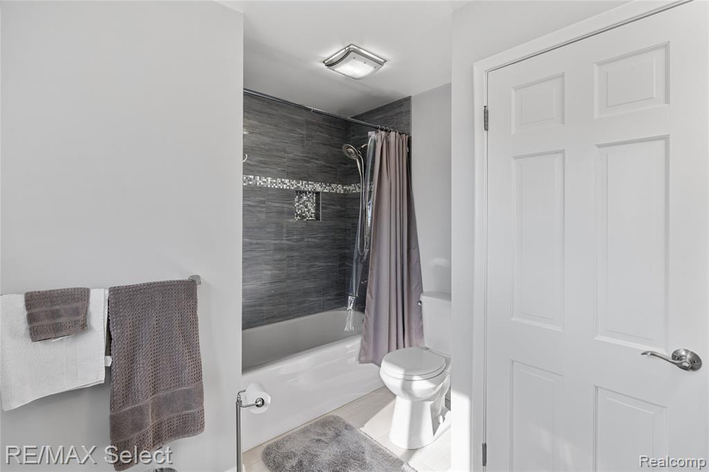 5401 S Sycamore Drive, Burton, MI 48509 — Photo 39