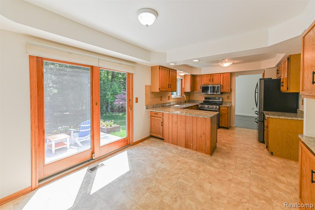 611 Ten Point Drive, Rochester Hills, MI 48309 — Photo 11