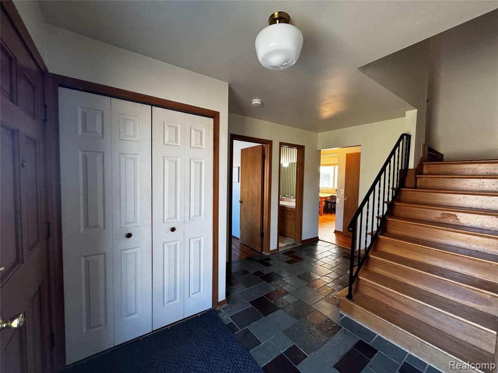 855 Avon Court, Grosse Pointe Woods, MI 48236 — Photo 2