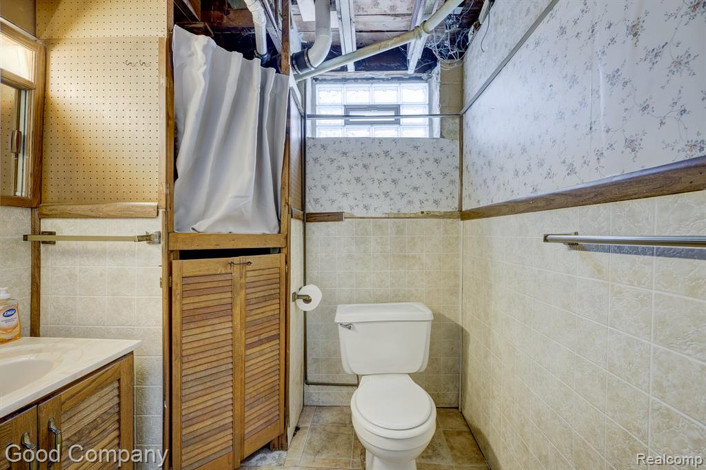 8460 Kenberton Drive, Oak Park, MI 48237 — Photo 37