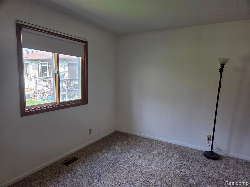 560 OAKBROOK Circle, Flushing, MI 48433 — Photo 20