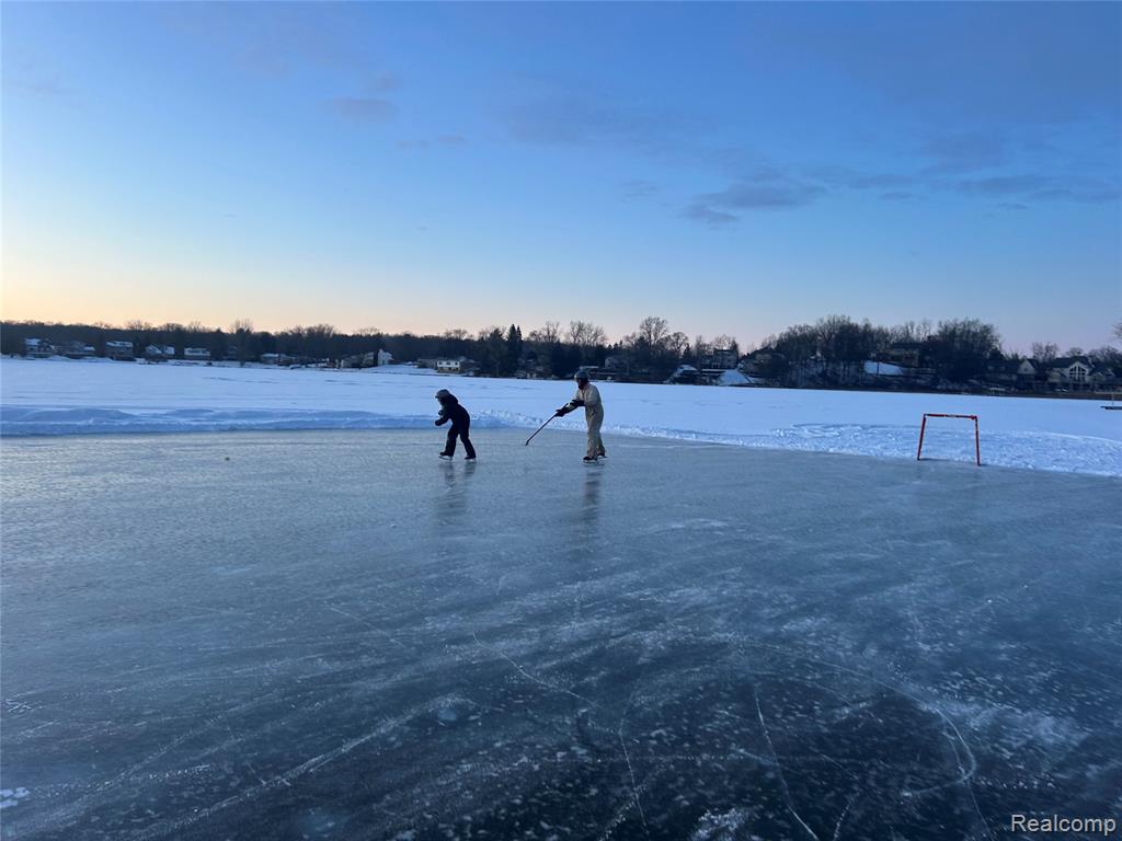 3166 W Beach Lake Drive, Milford, MI, 48380