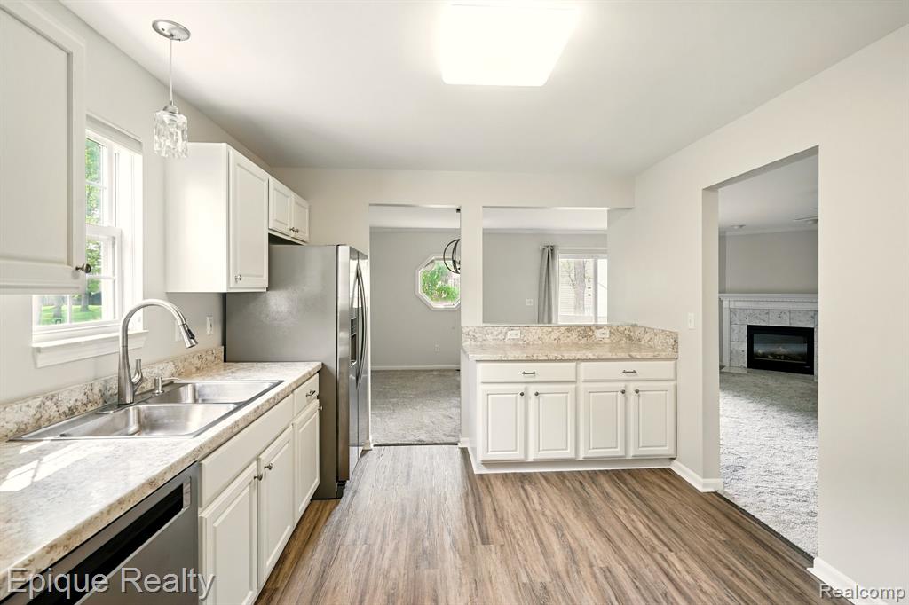 4977 OAK HILL Drive, Waterford, MI 48329 — Photo 10