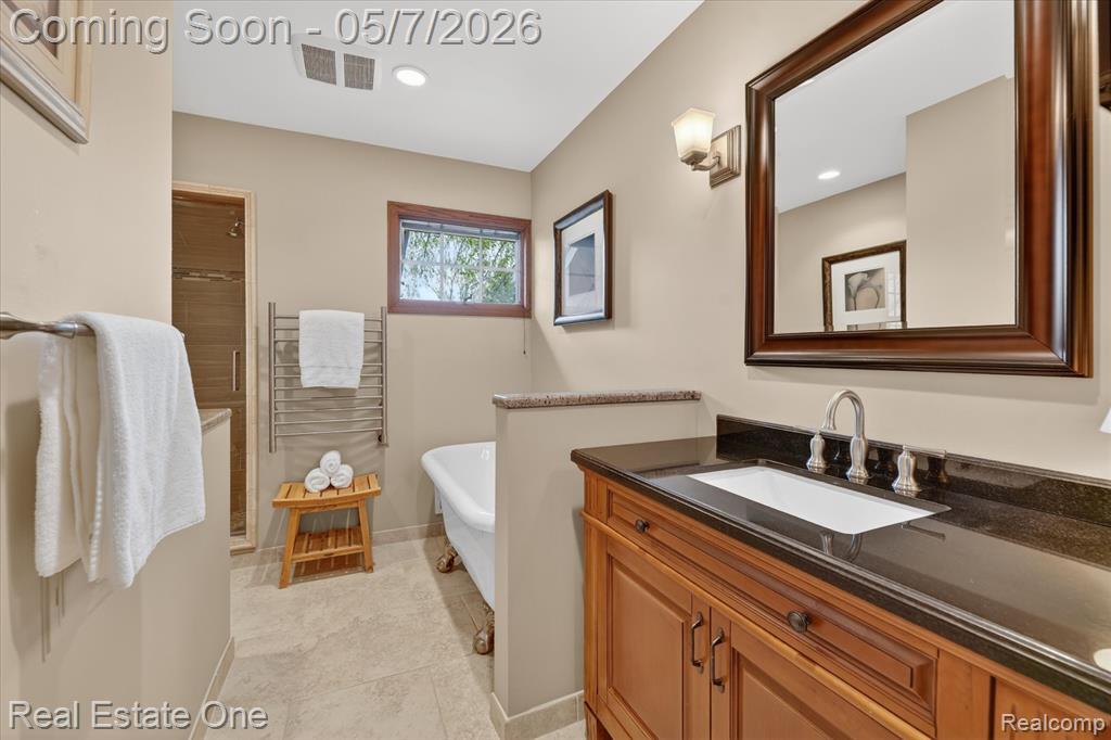 38967 Holsworth Court, Farmington, MI 48331 — Photo 45