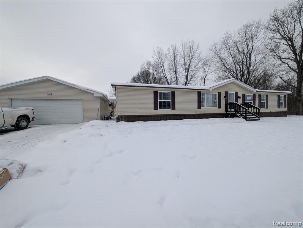 11362 N Lake Drive, Fenton, MI 48430 — front exterior