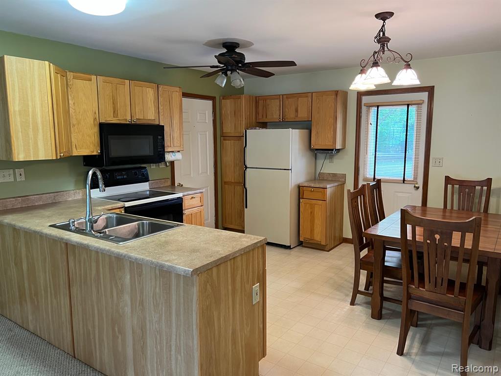 817 Lamoreaux Drive, Lapeer, MI 48446 — Photo 7