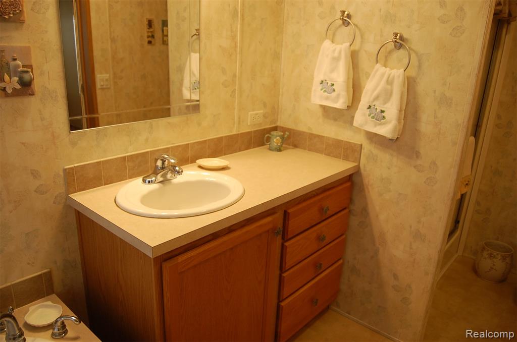 23166 Swallow, New Boston, MI 48164 — Photo 13