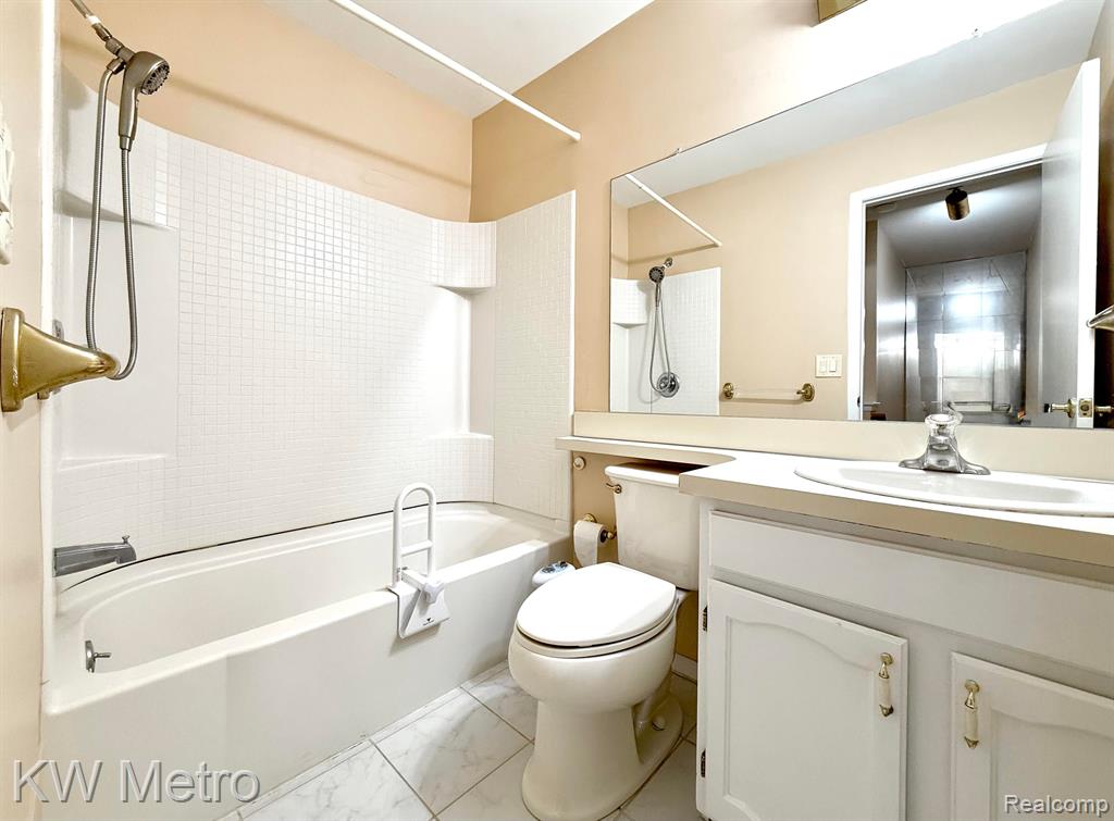 223 NEPTUNE Drive, Walled Lake, MI 48390 — Photo 12