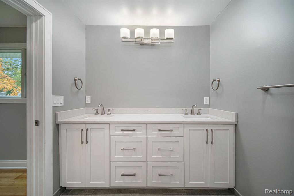 7175 Richardson Road, West Bloomfield, MI 48323 — Photo 15