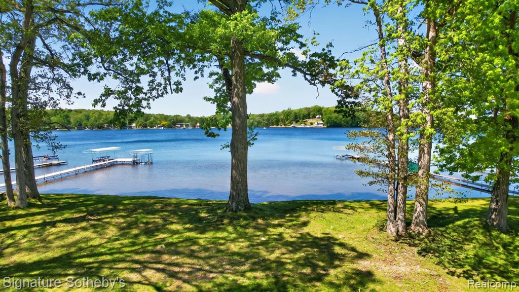 9485 LAKEVIEW Drive, Pinckney, MI 48169 — Photo 8