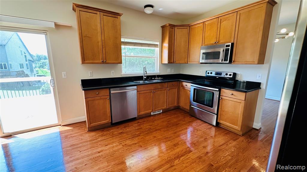 815 CALGARY Street, Auburn Hills, MI 48326 — Photo 8