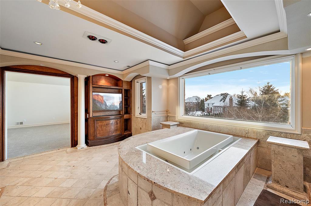 5744 Lochmoor Court, Rochester, MI 48306 — Photo 35