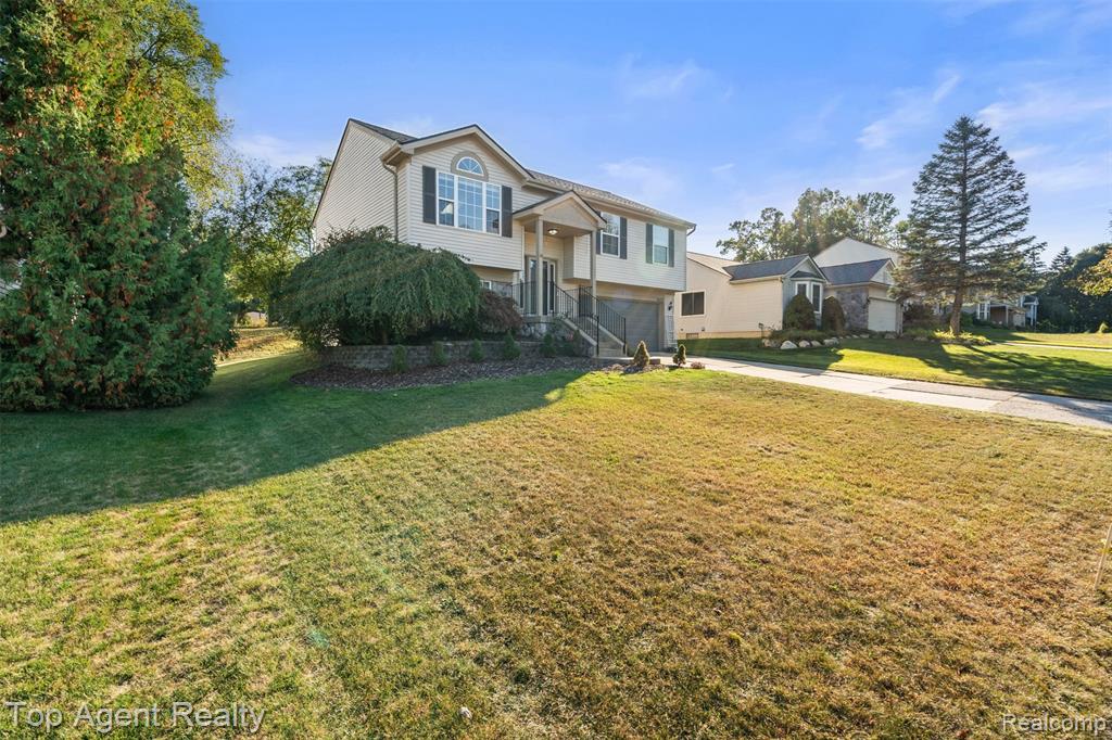 5675 Millpointe Drive, Waterford, MI 48327 — Photo 4