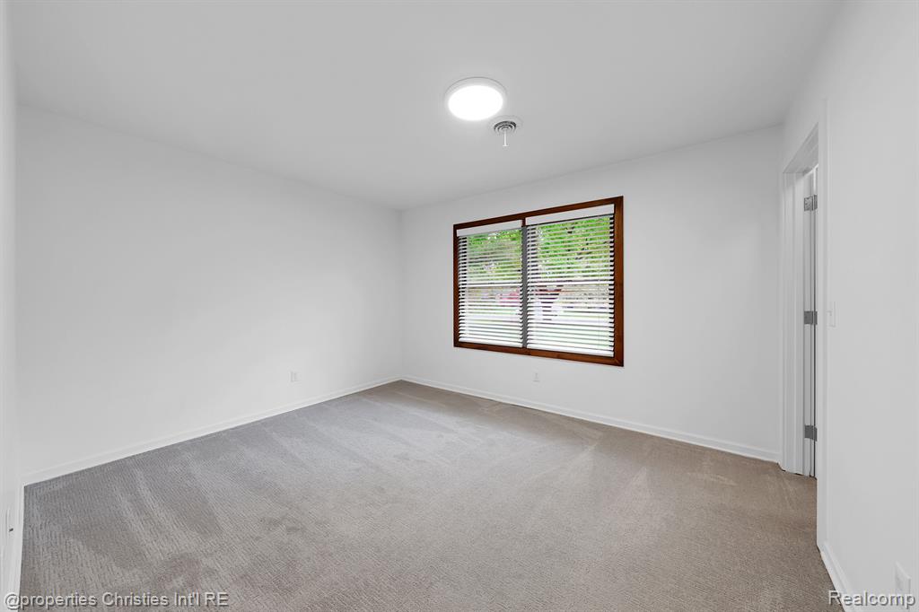 561 Yorkton Lane, Bloomfield Hills, MI 48304 — Photo 24