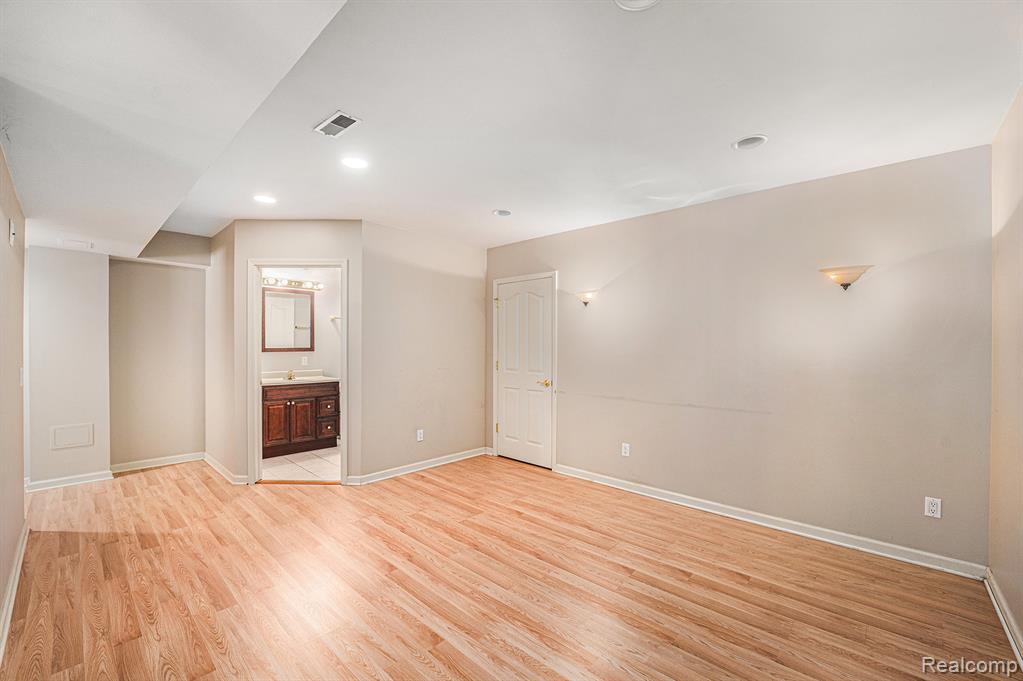 45247 OAK FOREST Drive, Northville, MI 48168 — Photo 13