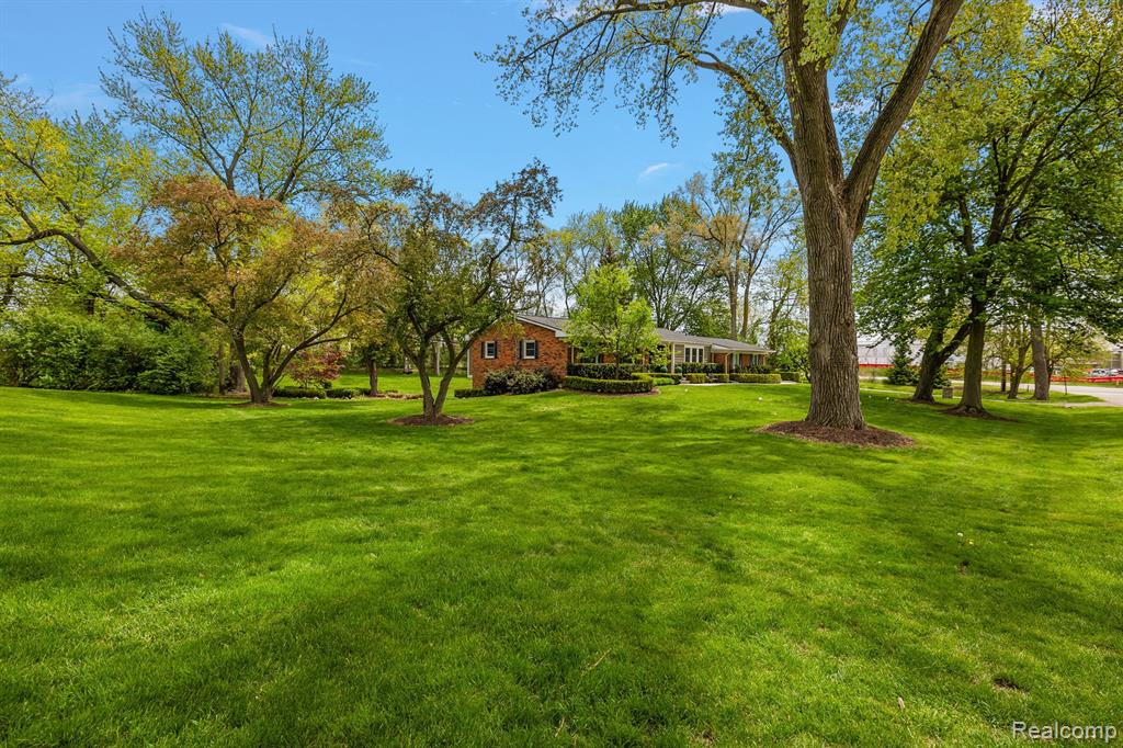 6491 HILLS Drive, Bloomfield Hills, MI 48301 — Photo 41