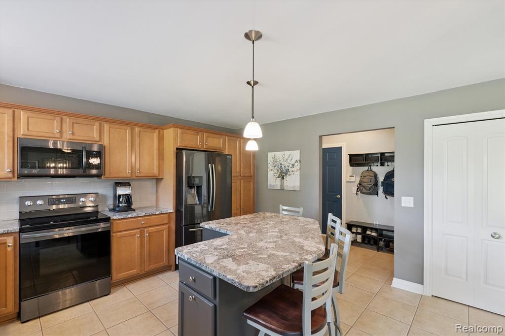 7056 Glenmeadow Court, Grand Blanc, MI 48439 — Photo 18