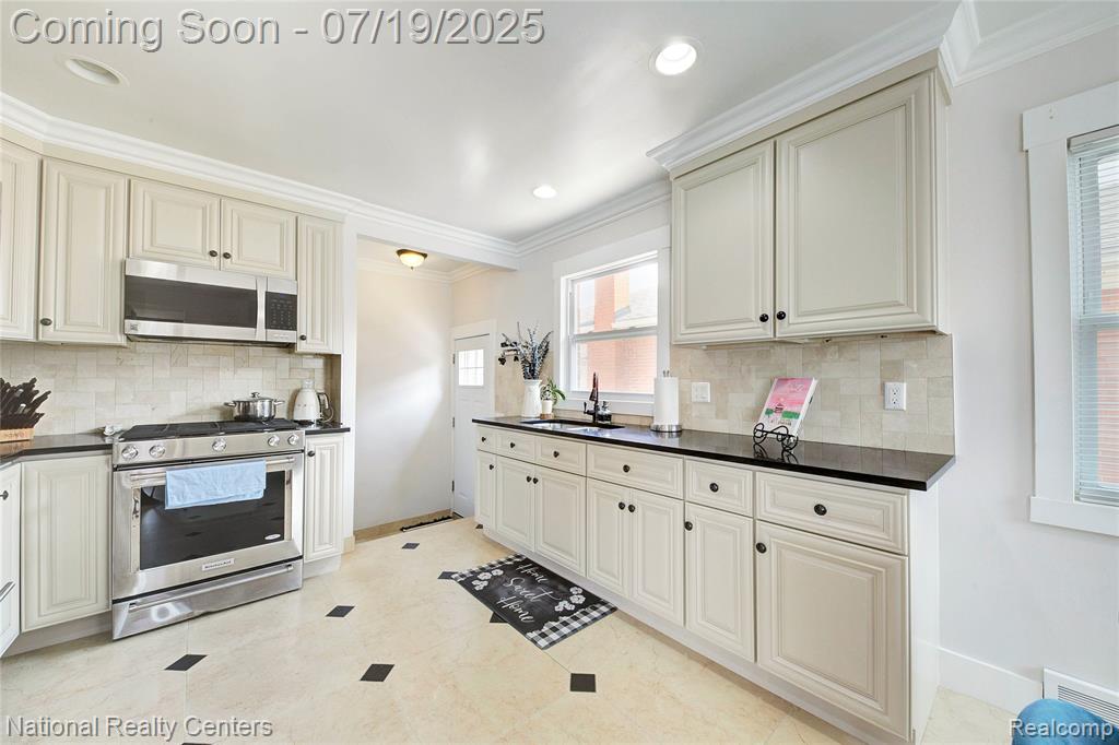 8126 Dale Street, Dearborn Heights, MI 48127 — Photo 15
