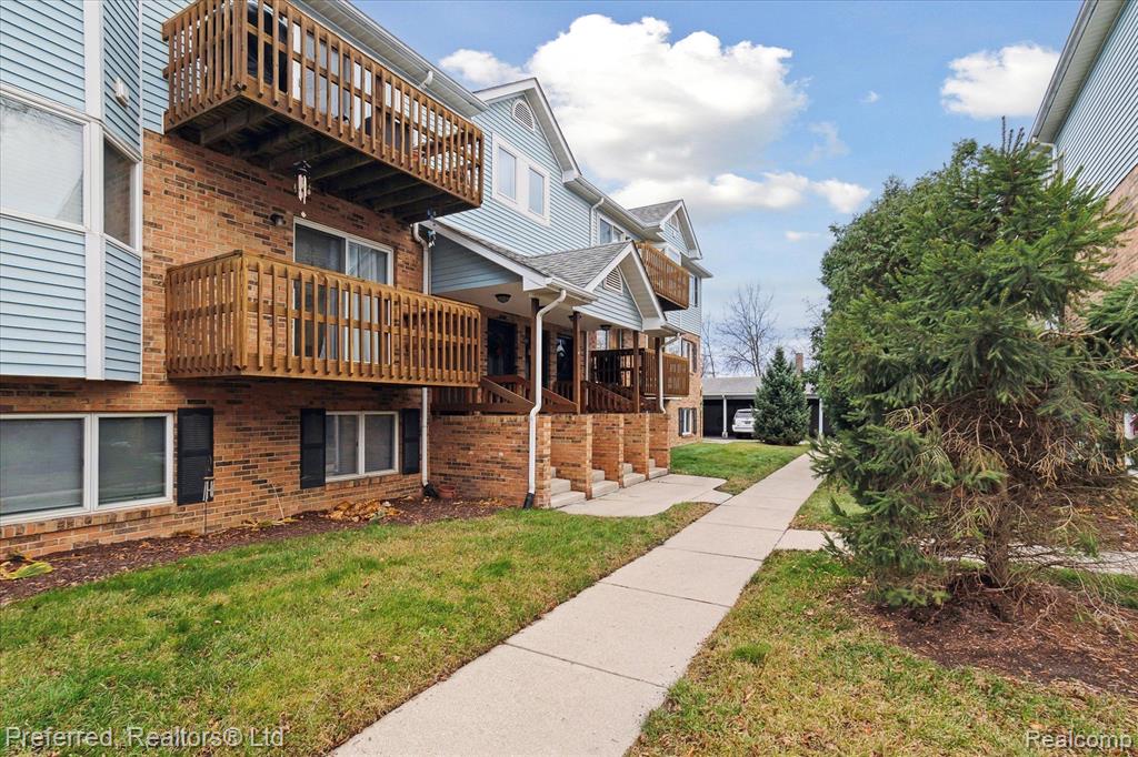 262 PINEWOOD Drive, Plymouth, MI 48170 — Photo 2