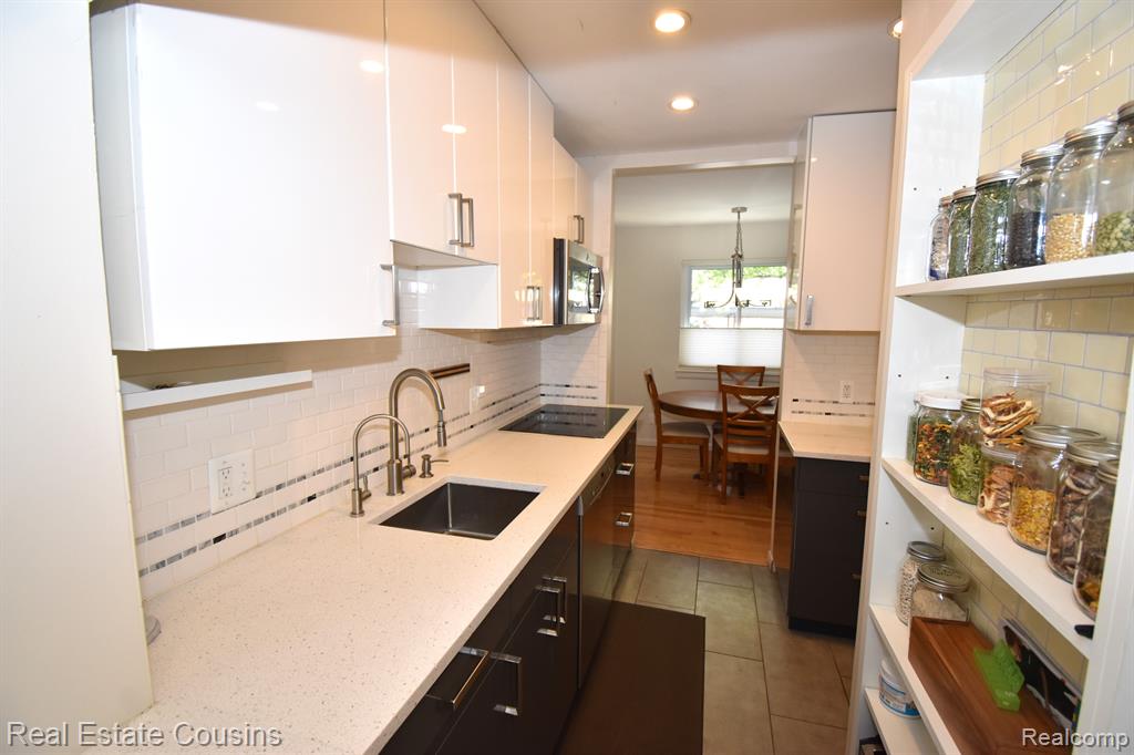 7230 BLUEWATER Drive, 130, Clarkston, MI 48348 — Photo 2