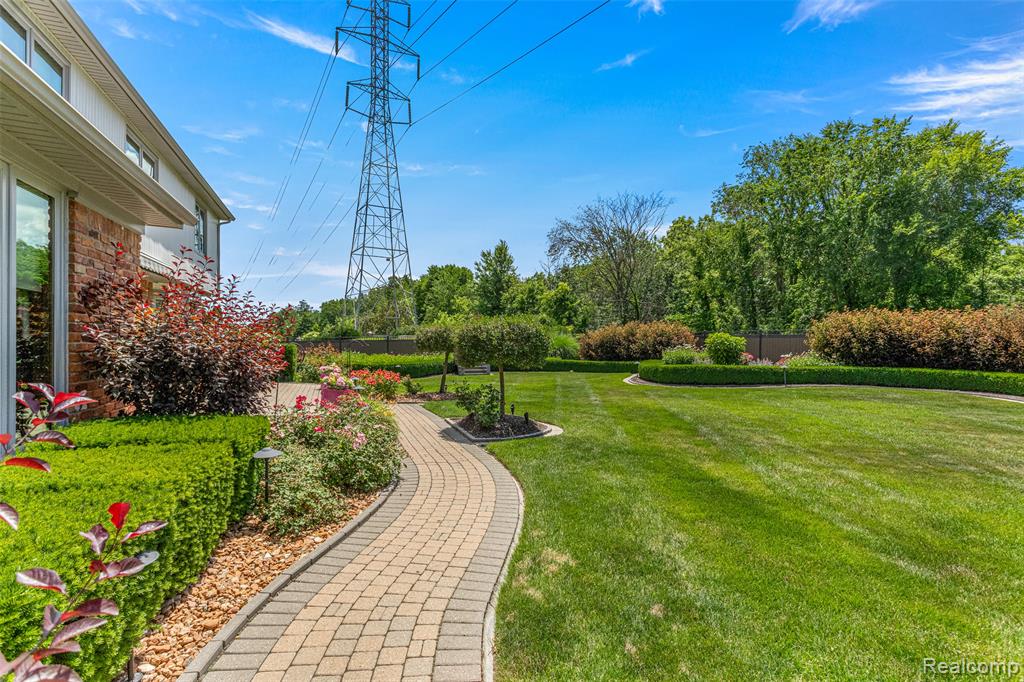 48367 Lake Valley Drive, Shelby Twp, MI 48317 — Photo 49
