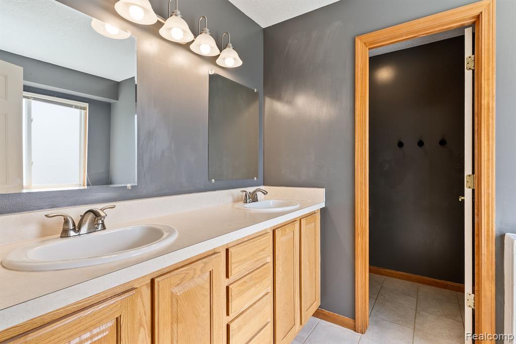 5166 CYPRESS Circle, Grand Blanc, MI 48439 — Photo 32