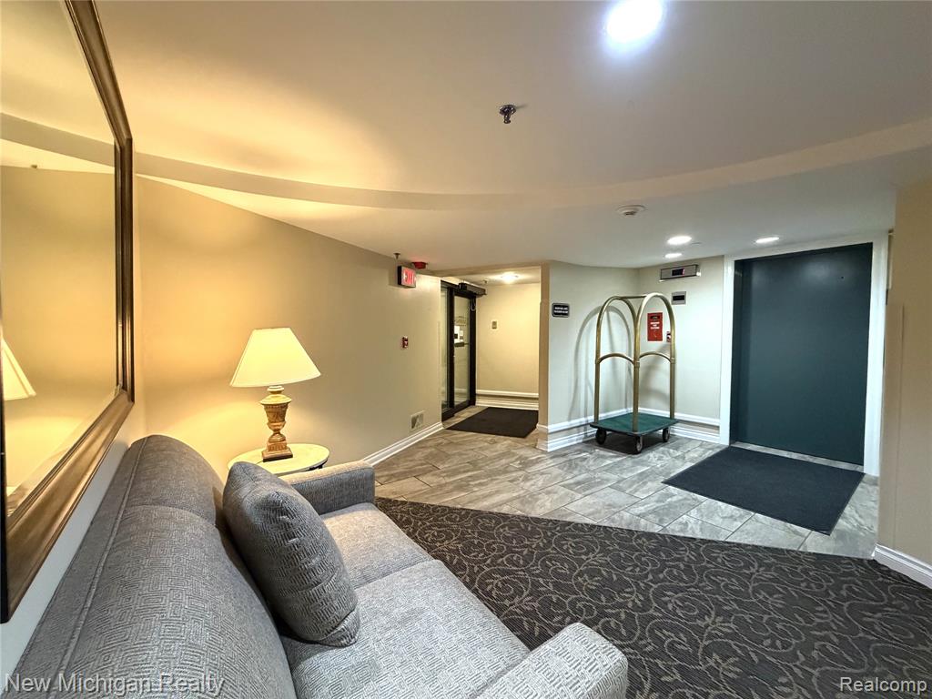 43000 12 Oaks Crescent Drive, 2033, Novi, MI 48377 — Photo 37