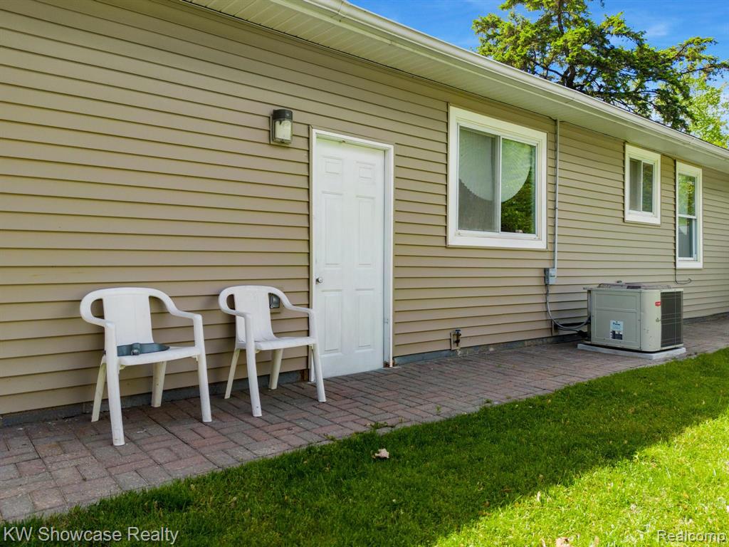 7969 Richardson Road, West Bloomfield, MI 48323 — Photo 30