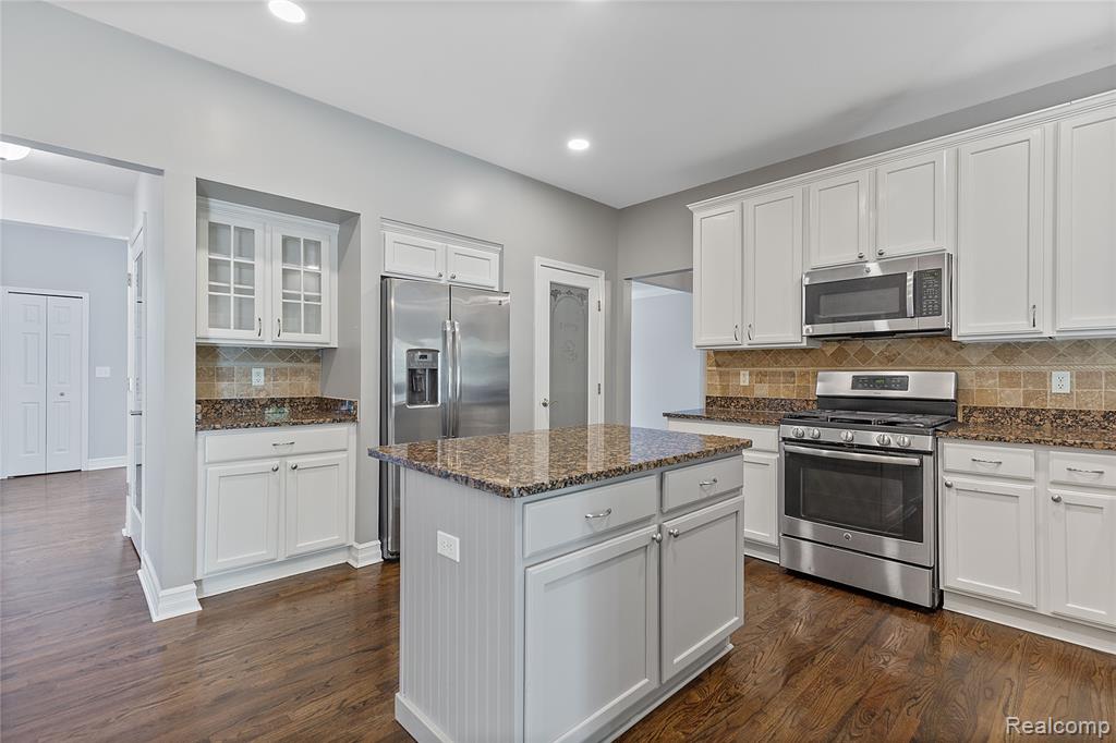 4360 Carriage Hill Court, Oakland, MI 48306 — Photo 17